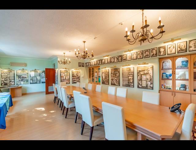 1,670M² BUSINESS CENTRE FOR SALE IN ESSENWOOD